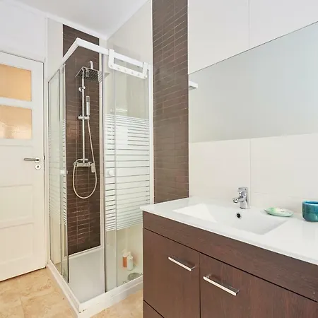 Belem Light Filled Apartment, By Timecooler Apartment